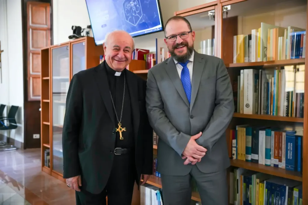 Cristiano Amon, Presidente y CEO de Qualcomm, Arzobispo Vicenzo Paglia, líder de la llamada