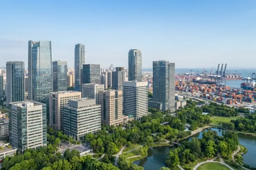 Ciudad portuaria inteligente con parques urbanos - IA M&A y TAlento claves para EY 2026. AI, M&A y talento: la triple apuesta de los CEOs para crecer en 2026