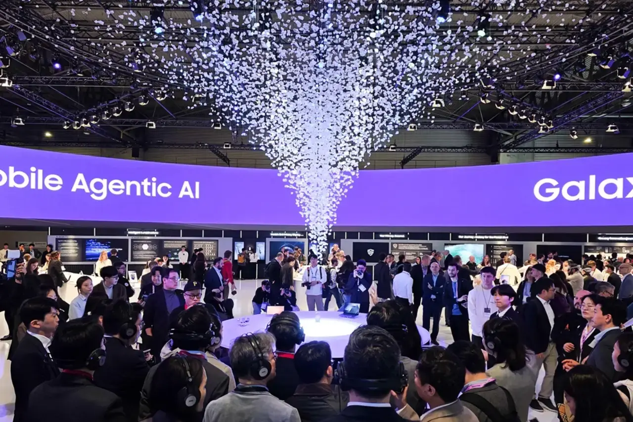 Samsung Galaxy AI se expande en el ecosistema en MWC 2026 Samsung Electronics presentó en el Mobile World Congress (MWC) 2026 de Barcelona una visión ampliada del ecosistema Galaxy centrado en Galaxy AI. Durante el MWC, del 2 al 5 de marzo, Samsung mostró cómo la IA móvil anticipa necesidades y transforma la vida cotidiana. Además, el booth de 1.745 m² en Fira Gran Via atrajo multitudes con demos interactivas. Samsung Galaxy AI se expande en el ecosistema en MWC 2026 Galaxy S26: IA agentiva en smartphones Por una parte, la serie Galaxy S26 ofrece capacidades intuitivas de Galaxy AI respaldadas por hardware avanzado. Por ejemplo, Privacy Display permite activar privacidad en apps específicas sin protectores adicionales. Además, Super Steady con Horizontal Lock estabiliza videos en movimientos laterales o rotaciones de 360 grados. Por otro lado, Photo Assist permite editar fotos con prompts de texto simples. Estas funciones generan reacciones entusiastas entre visitantes. Como resultado, el booth resalta cómo la IA agentiva entiende rutinas y entrega asistencia proactiva . Innovaciones en accesorios y form factors En paralelo, Galaxy Buds4 Pro introduce audio Hi-Fi de 24-bit/96kHz con sistema de dos vías para graves profundos y agudos claros. Super Clear Call usa seis micrófonos para filtrar ruido ambiental en llamadas. Además, Galaxy AI optimiza sonido según la forma del oído con ANC adaptativo. Por una parte, Galaxy XR demuestra interacciones multimodales con voz, mirada y gestos vía Gemini. Por otro lado, Galaxy Z TriFold ofrece pantalla de 10 pulgadas con multi-ventana para tres apps simultáneas. Finalmente, estas innovaciones equilibran productividad y portabilidad. Infraestructura y sostenibilidad con IA Samsung mostró expansión de IA en manufactura con fábricas autónomas para mayor eficiencia. En salud, la visión Connected Care integra Samsung Health con servicios médicos tras adquirir Xealth. Por otra parte, Knox Vault y Knox Matrix protegen datos en el ecosistema Galaxy . Un representante de Samsung destacó que Galaxy AI redefine la interacción móvil al anticipar intenciones y escalar a industrias como retail y marítima. Esta visión une innovación con confianza en seguridad. Samsung mantiene liderazgo global en móviles con tecnologías como displays, cámaras e IA. En Latinoamérica, fortalece presencia vía portafolio Galaxy, atendiendo a millones de usuarios en transformación digital. Samsung Galaxy AI se expande en el ecosistema en MWC 2026. Palabras clave sugeridas: Galaxy AI MWC 2026, ecosistema Galaxy AI, Galaxy S26 IA agentiva, Galaxy Buds4 Pro audio HiFi, Galaxy XR multimodal, Galaxy Z TriFold productividad, IA Samsung,