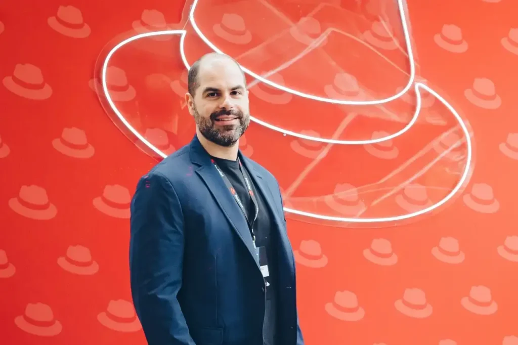 Bruno Machado director de OpenShift América Latina Red Hat, nos habla de virtualización. La virtualización evoluciona impulsada por Kubernetes e IA